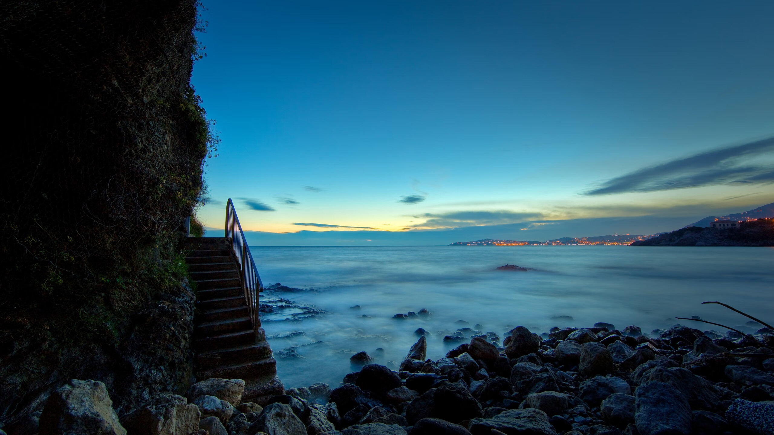 -“空中飞跃：沙丘与悬崖的极速跳跃”，空中飞跃游戏