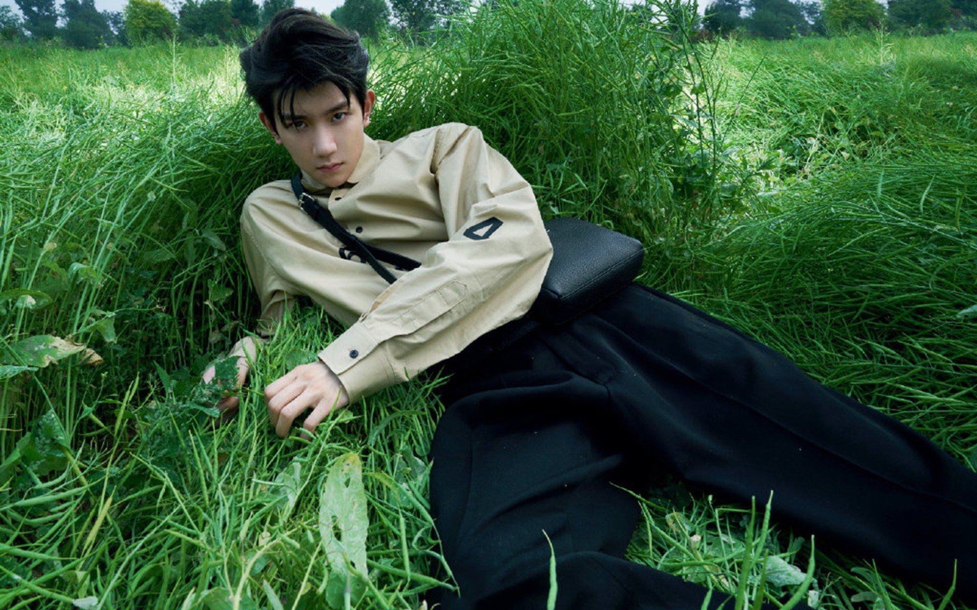 青少年足球比赛现场精彩纷呈，团队合作与个人能力齐飞，青少年足球比赛视频